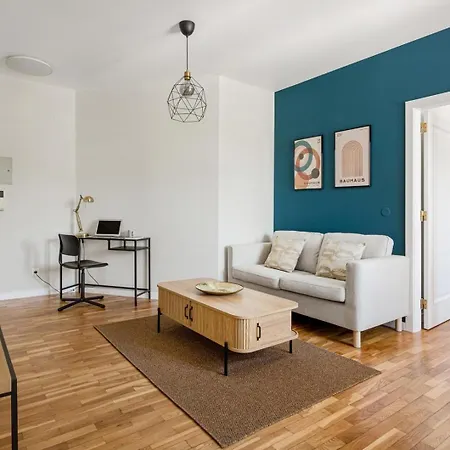 Executive Riverside Apartment *