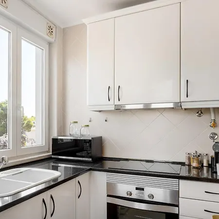 Executive Riverside Apartment *